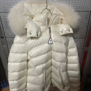 Moncler coat. Work twice. I’m great condition no stains